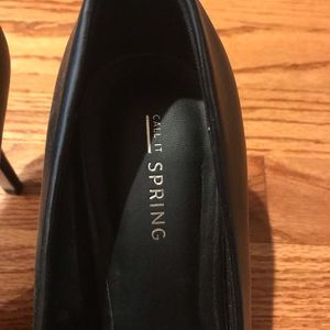Black pumps